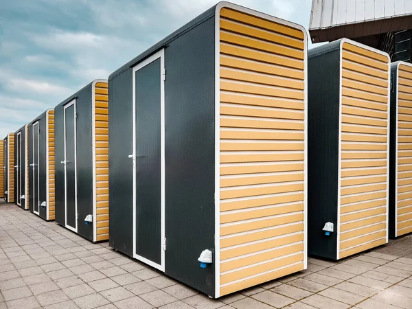 Çiftçi pazarı festivali için sokak kulübeleri sıraya dizildi.