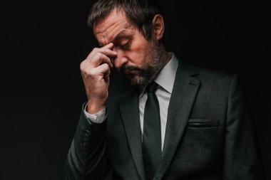 Küçük işletme sahibi baş ağrısı konsepti, migrenden muzdarip zarif iş adamı seçici odaklı sade bir portre.