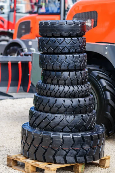 Neumáticos Apilados Para Tractores Agrícolas Con Máquinas Segundo Plano Enfoque — Foto de Stock
