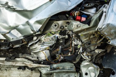 Trafik kazasından sonra ezilen ve hasar gören araba, seçici odaklanma