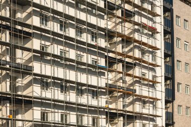 Emlak geliştirme, yapı iskelesi olan bir apartman inşaatı.