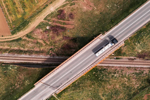 Αεροφωτογραφία Του Φορτηγού Της Δεξαμενής Στη Γέφυρα Του Σιδηροδρόμου Ακριβώς — Φωτογραφία Αρχείου