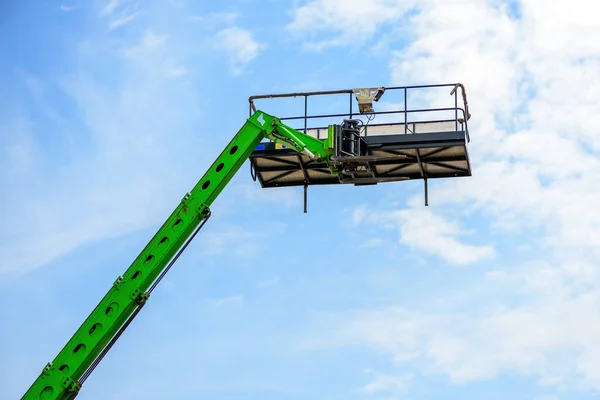 Gabelstaplerkorb Industrieanlagen Aus Niedriger Perspektive Gegen Blauen Himmel — Stockfoto