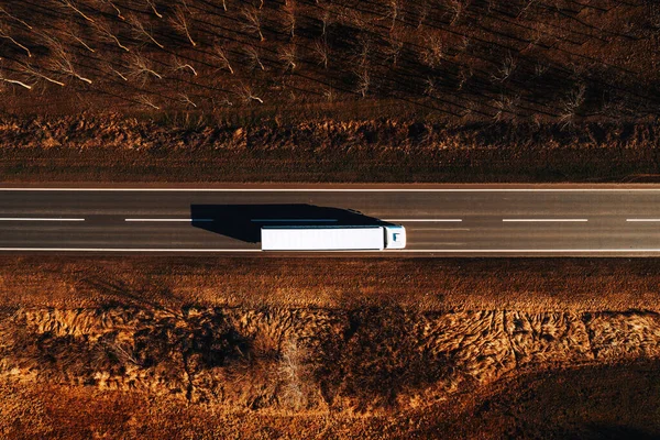 Transporte Carga Logística Cima Fotografia Drone Caminhão Estrada Através Paisagem — Fotografia de Stock