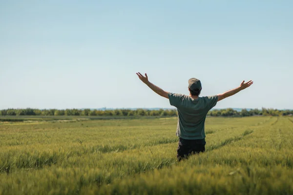 Zufriedener Erfolgreicher Bauer Der Einem Sonnigen Frühlingstag Siegerpose Auf Dem — Stockfoto