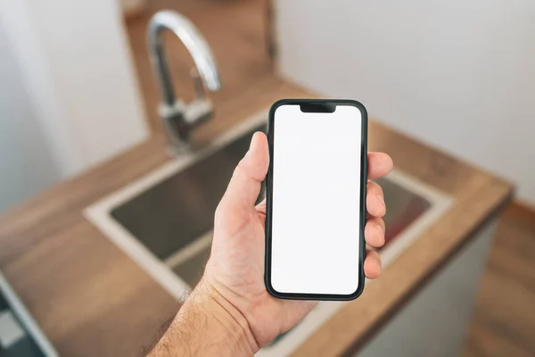 Akıllı Telefonu Modelleme Ekranı Mutfak Lavabosunun Önünde Seçici Odaklanma — Stok fotoğraf