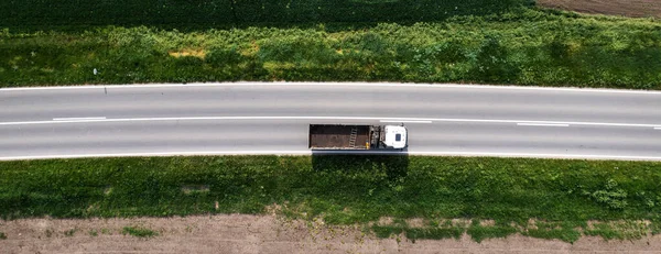 公路上装有空拖车的半端垃圾车的顶部视图天线 无人扫帚 — 图库照片
