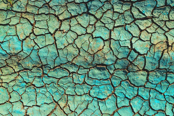 Kék Vegyi Folyadék Szárazon Repedt Föld Felett Környezeti Károk Szennyezés — Stock Fotó