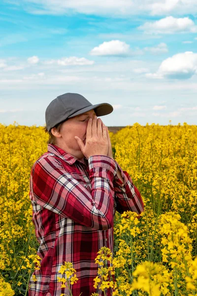 Vrouwelijke Boer Met Pollen Allergie Niezen Bloeiende Koolzaad Veld Een — Stockfoto