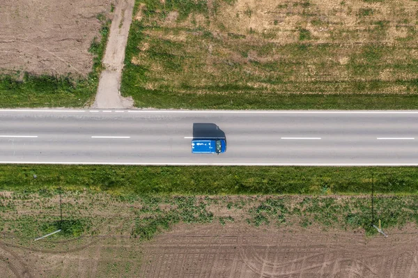 Κάτοψη Του Παλιού Μπλε Βαν Στον Αυτοκινητόδρομο Μέσα Από Την — Φωτογραφία Αρχείου