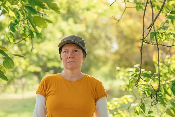 Portrait Female Farm Worker Wearing Orange Shirt Trucker Hat Walnut — Fotografia de Stock