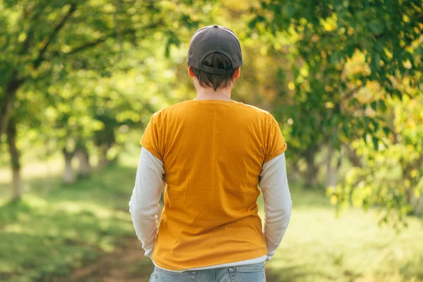 Rear View Female Farmer Wearing Orange Shirt Trucker Hat Walnut — Foto Stock