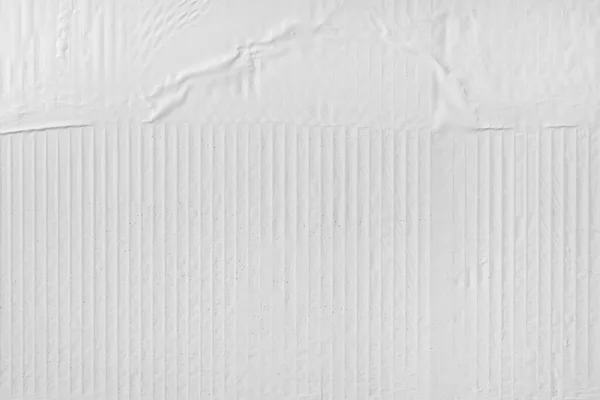 粘贴在墙上的皱巴巴的白色广告招贴画纸作为复制空间和背景 图形设计元素 — 图库照片