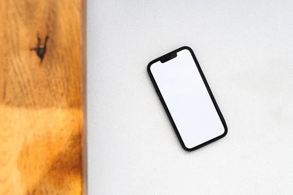 Modern Kanepe Kolunda Beyaz Ekranı Olan Akıllı Telefon Üst Görünüm — Stok fotoğraf