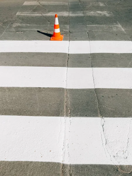 Zebra Attraversamento Marcatura Vernice Sulla Strada Cono Traffico Arancione Sulla — Foto Stock