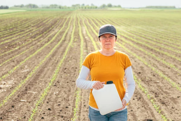 Mais Pflanzenschutzkonzept Landwirtin Agrarwissenschaftlerin Hält Kanister Mit Pestiziden Selektiver Fokus — Stockfoto