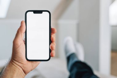 Akıllı telefon modeli, internet, akıllı ev konsepti, cep telefonu kullanan adam. Ev içinde boş ekranı olan el tutma aygıtını kapat.