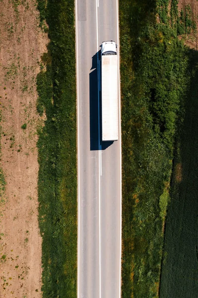 Tiro Aéreo Semi Caminhão Dirigindo Longo Estrada Através Paisagem Rural — Fotografia de Stock