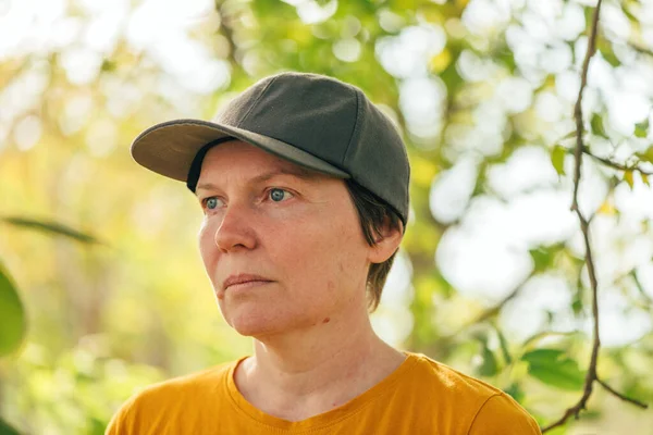 Portrait Female Farm Worker Wearing Orange Shirt Trucker Hat Walnut — 스톡 사진