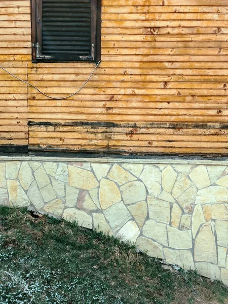 Stara Fasada Domku Górskiego Ozdobiona Kamieniem Drewnem Jako Tło — Zdjęcie stockowe