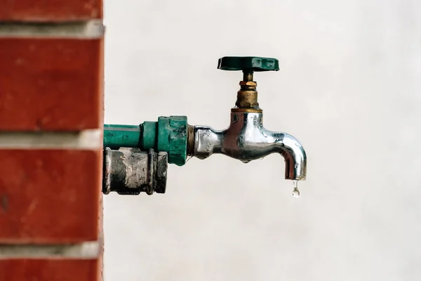 Back Yard Outdoor Garden Faucet Drop Water Selective Focus — Stockfoto