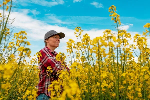 Sebevědomý Sebevědomý Farmář Červené Kostkované Košili Kloboukem Kamioňáka Stojící Kvetoucím — Stock fotografie