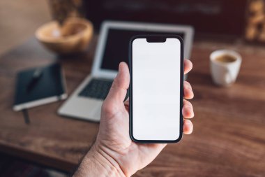 Akıllı telefon modeli, internet, akıllı ev konsepti, cep telefonu kullanan adam. Ev içinde boş ekranı olan el tutma aygıtını kapat.