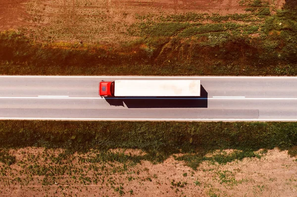 Colpo Aereo Semi Camion Guida Lungo Autostrada Attraverso Paesaggio Campagna — Foto Stock