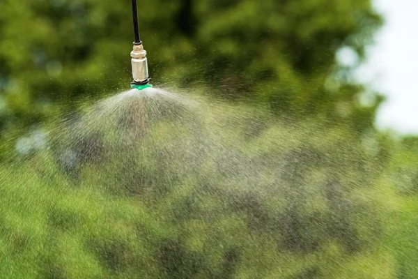 Agricultural Sprinkler Spraying Water Outdoors Garden — Stockfoto