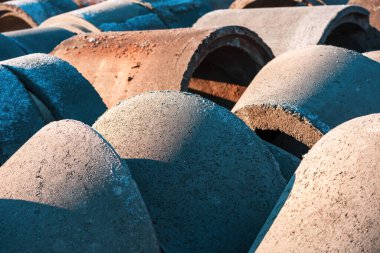 İnşaat alanı, mimari ve sanayi konsepti üzerine beton kanalizasyon boruları