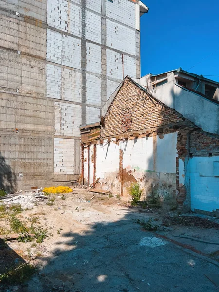 Scène Van Het Huis Slopen Nieuwbouw Bouwplaats Stedelijke Wildgroei Concept — Stockfoto