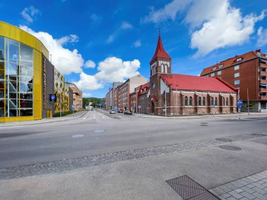 Halmstad, İsveç - 21 Ağustos 2022: İsveç 'in Halmstad kentindeki Skolgatan Caddesi. İllüstrasyon Editörü.