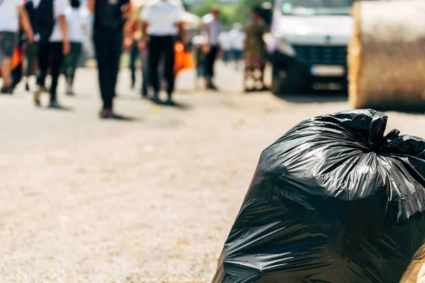 Lixo Poluição Cidade Saco Lixo Preto Rua Com Pessoas Pedestres — Fotografia de Stock