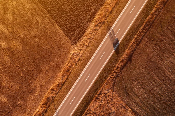 Carro Escuro Passageiro Que Conduz Longo Estrada Por Sol Ensolarado — Fotografia de Stock