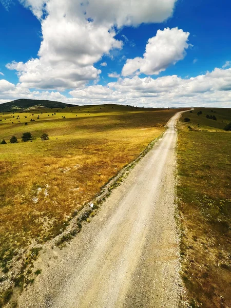 Krásné Bílé Mraky Proudí Obloze Přes Zelené Zlatibor Kopce Krajina — Stock fotografie