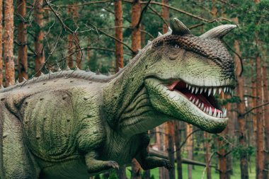 Sırbistan 'ın Zlatibor kenti - 9 Temmuz 2022: Tema parkında Karnotaurus dinozor kopyası, Kretase döneminin sonlarında Güney Amerika' da yaşayan theropod dinozor.