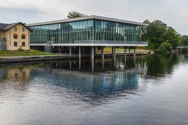 Halmstad, İsveç - 20 Ağustos 2022: Halmstads Stadsbibliotek, modern şehir kütüphanesi Kapsylparen ve Filtparken arasında nehrin doğu yakası.