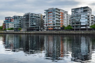 Halmstad, İsveç - 20 Ağustos 2022 Halmstad Solsida, bu güzel İsveç şehrinin Nissan nehir kıyısındaki yerleşim yeri. Solsida, güneşli taraf demek..
