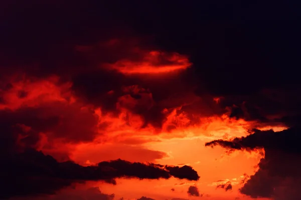 Cielo Anaranjado Oscuro Atardecer Con Fuertes Nubes Tormentosas Verano —  Fotos de Stock