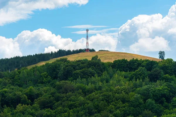 Τηλεπικοινωνιακός Πύργος Στην Κορυφή Του Λόφου Την Ηλιόλουστη Καλοκαιρινή Μέρα — Φωτογραφία Αρχείου