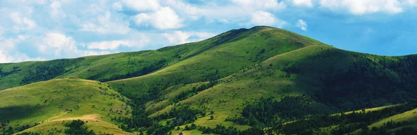 Πράσινο Τοπίο Λόφο Zlatibor Βουνό Όμορφα Σύννεφα Στο Παρασκήνιο Πανοραμική — Φωτογραφία Αρχείου