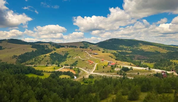 Όμορφο Τοπίο Zlatibor Σπίτια Διάσπαρτα Πάνω Από Καταπράσινους Λόφους Την — Φωτογραφία Αρχείου