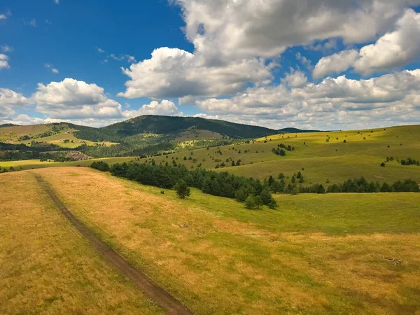 Hermosas Nubes Blancas Fluyen Través Del Cielo Sobre Verde Paisaje —  Fotos de Stock