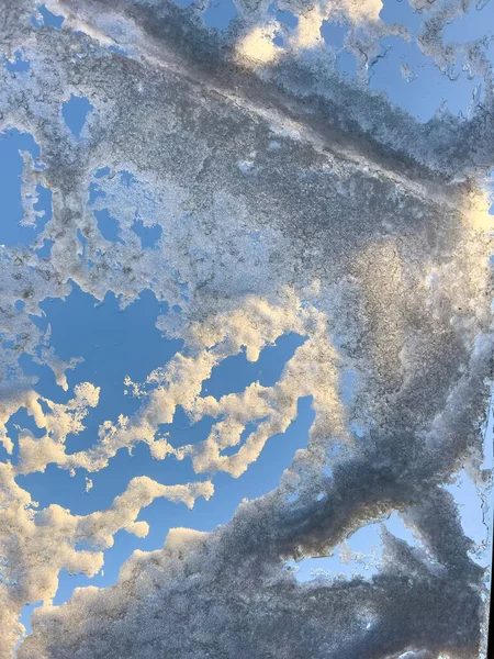 Kışın Öğleden Sonra Karla Kaplı Çatı Penceresi — Stok fotoğraf