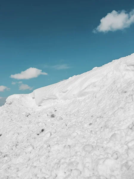 Vinter Säsong Bakgrund Snö Kullen Och Blå Himmel Med Vita — Stockfoto