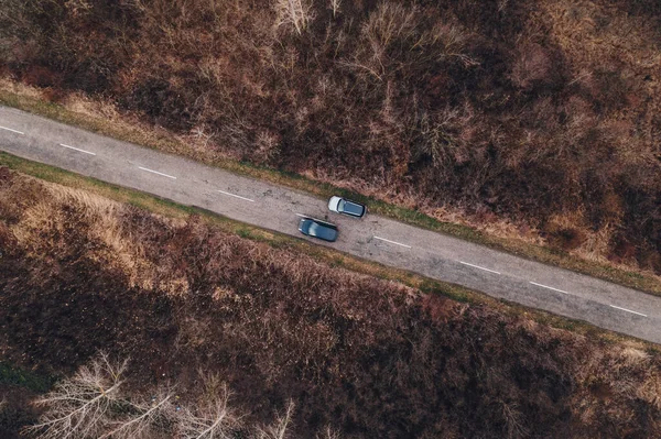 秋の午後 道路に沿って駐車車を追い越し無人偵察機の写真をトップビュー 車両保険の概念 — ストック写真