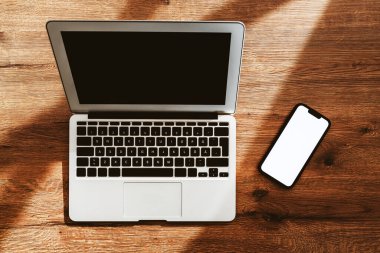 Ofis masasında boş beyaz dokunmatik ekran ve dizüstü bilgisayarı olan cep telefonu, iş iletişimi ve bağlantı konsepti için kopyalama alanı olan üst görünüm düzlüğü