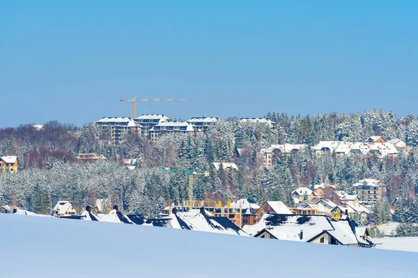 Bouwsector Appartementen Woningbouw Zlatibor Het Winterseizoen Onder Sneeuw Gebouwen Kranen — Stockfoto