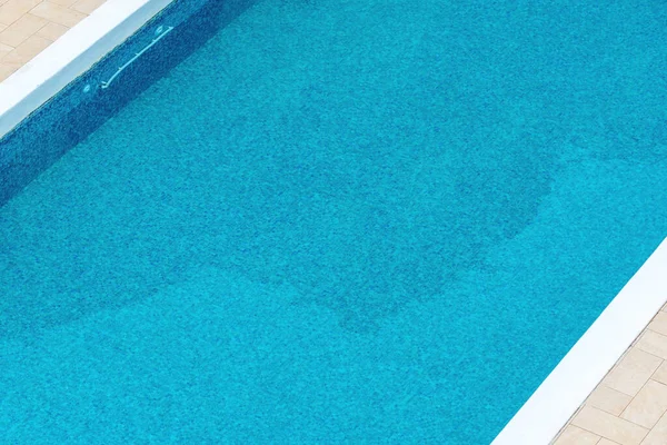 Vista Alto Ângulo Piscina Exterior Vazia Com Água Azul Limpa — Fotografia de Stock