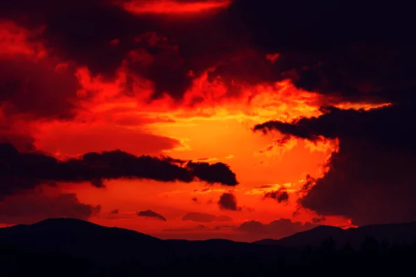 Sötét Narancs Naplemente Erős Viharos Felhők Nyáron — Stock Fotó